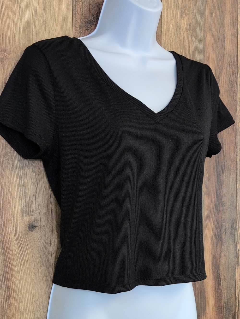 No Boundaries Black Ribbed V‑Neck Crop Top Tee M         735A